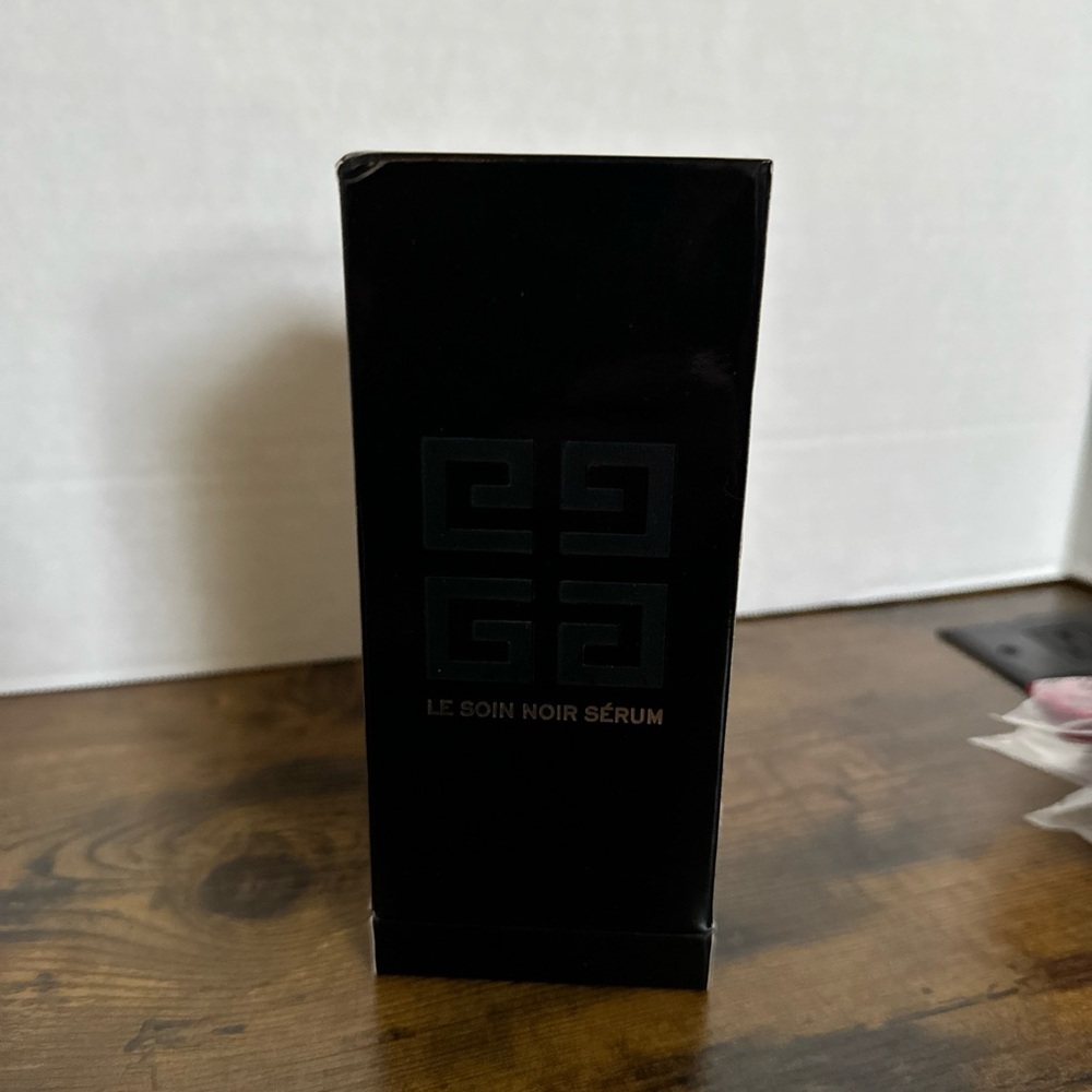 Givenchy Le Soin Noir Serum 1 oz NEW